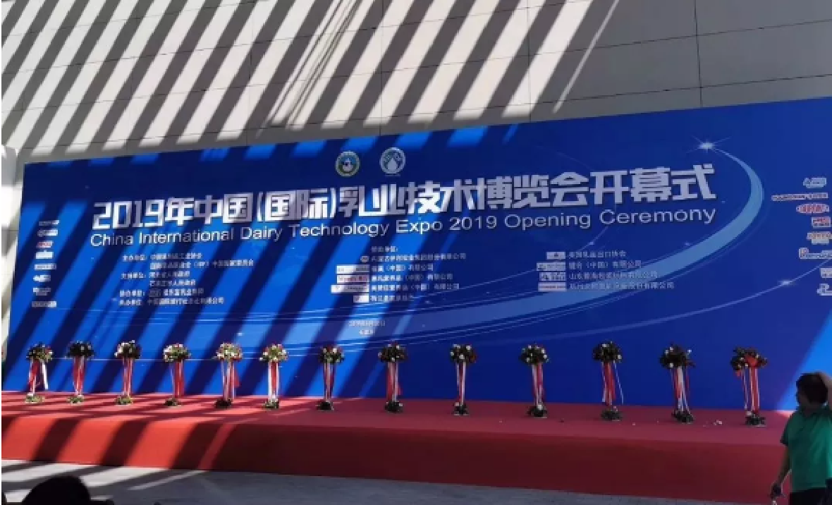 品质担当，国乳力量——万和城喜获中乳协双项大奖